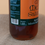 Tarro de miel Multifloral de 1 Kg con visión de la etiqueta del peso. Mel do Saldoiro.
